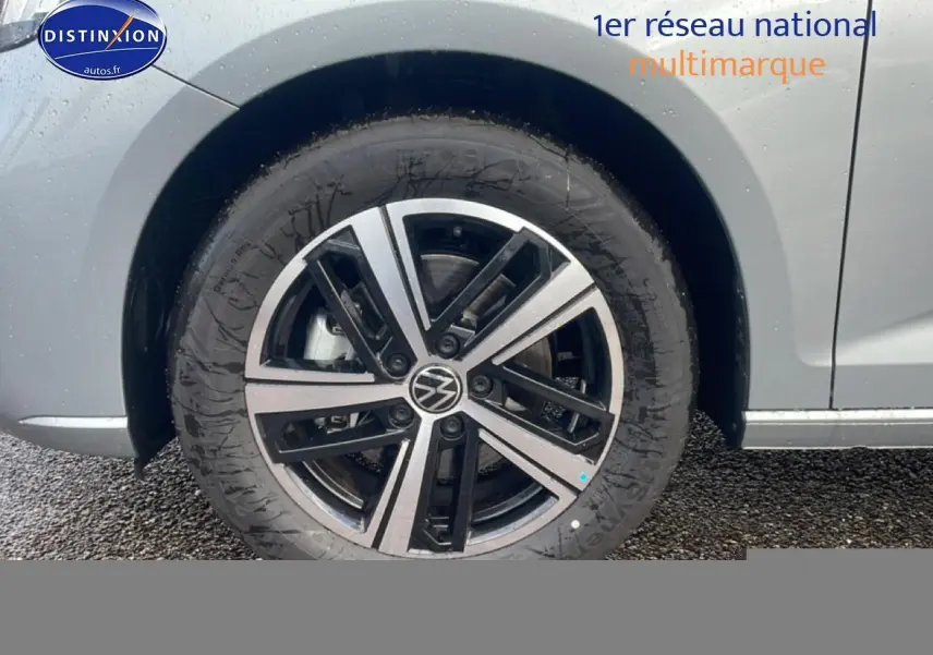 Gros plan sur la roue avant gauche gris argent du Volkswagen Caddy 2.0 TDI 122 DSG7 avec jante alliage noire et argent.