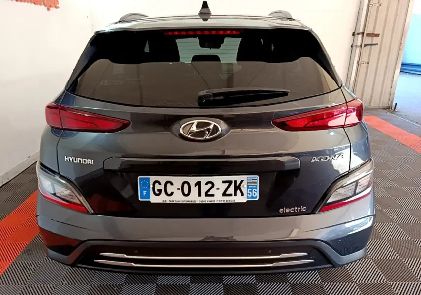 Vue arrière d'une Hyundai Kona électrique gris foncé avec feux LED et plaque d'immatriculation française.