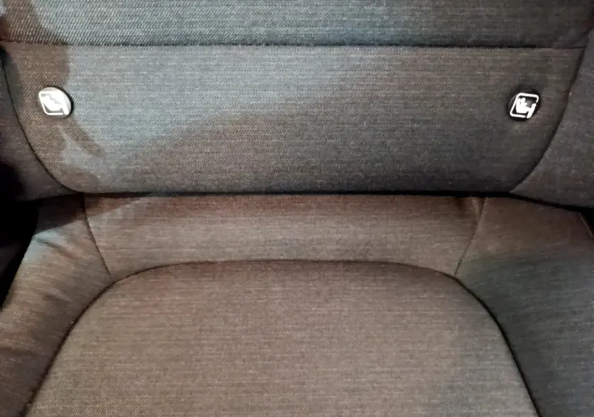 Gros plan sur la banquette arrière grise du Hyundai Kona électrique avec attaches Isofix visibles.
