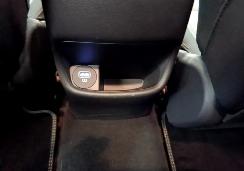 Prise USB arrière intégrée au bas du siège avant dans l'habitacle noir du Hyundai Kona électrique 2021.