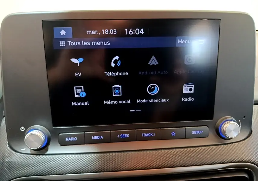 Écran tactile central de la Hyundai Kona électrique 2021 affichant le menu multimédia, vue de face.