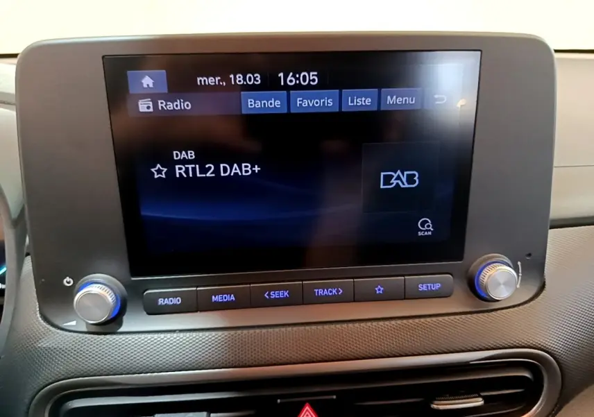 Écran tactile central du tableau de bord du Hyundai Kona électrique, affichant la radio DAB+ RTL2.