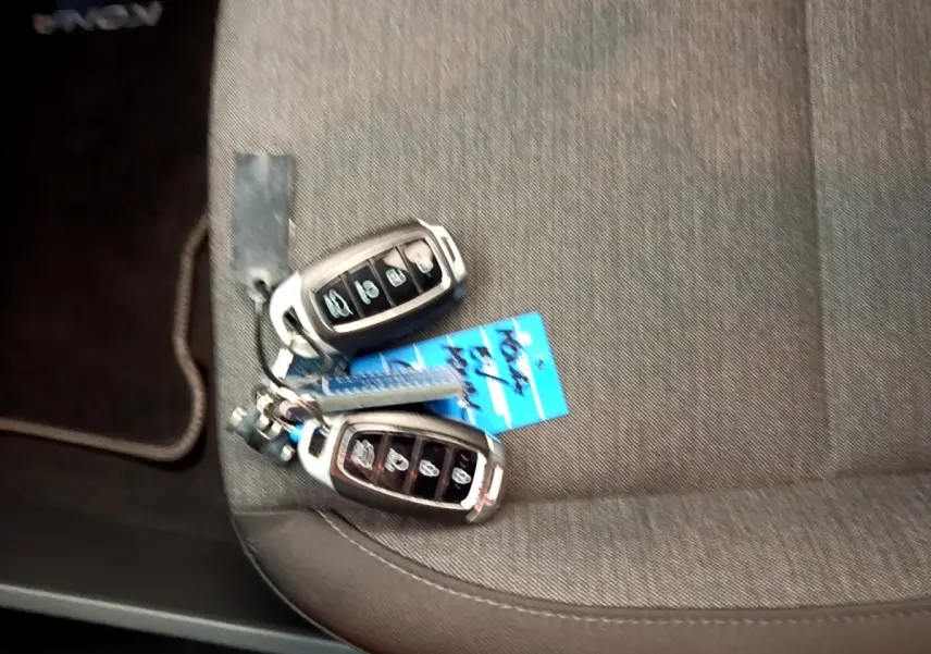 Gros plan sur deux clés de voiture Hyundai posées sur un siège tissu gris à l'intérieur du véhicule.