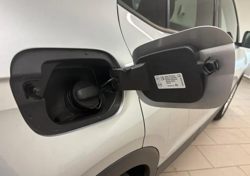 Vue rapprochée de la trappe à carburant ouverte côté gauche d’un Volkswagen T-Cross 2024 couleur reflet d’argent.