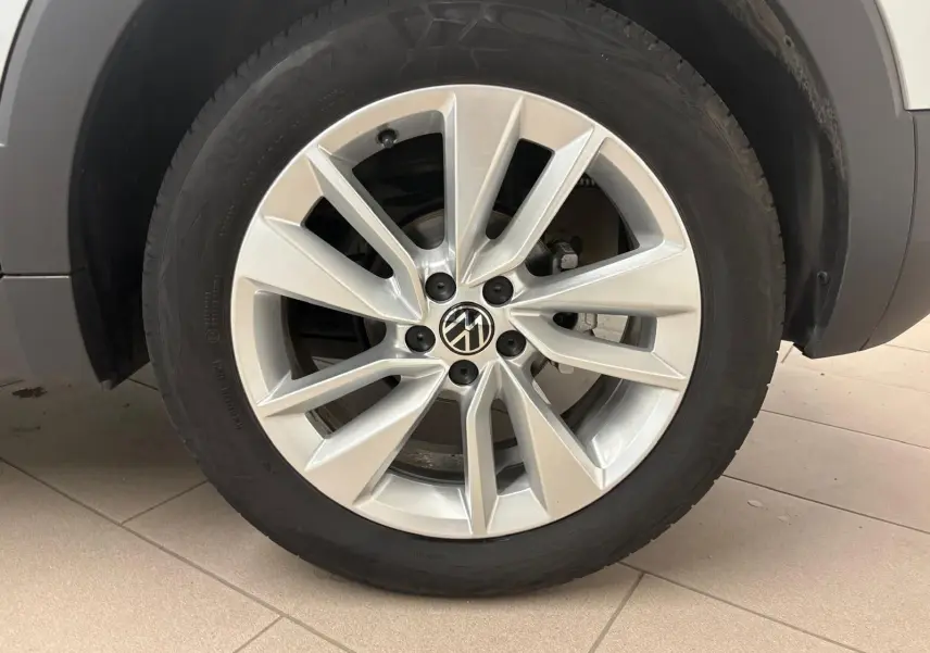 Gros plan sur la jante alliage argentée 17 pouces Bangalore du Volkswagen T-Cross 2024 couleur Reflet d'Argent.