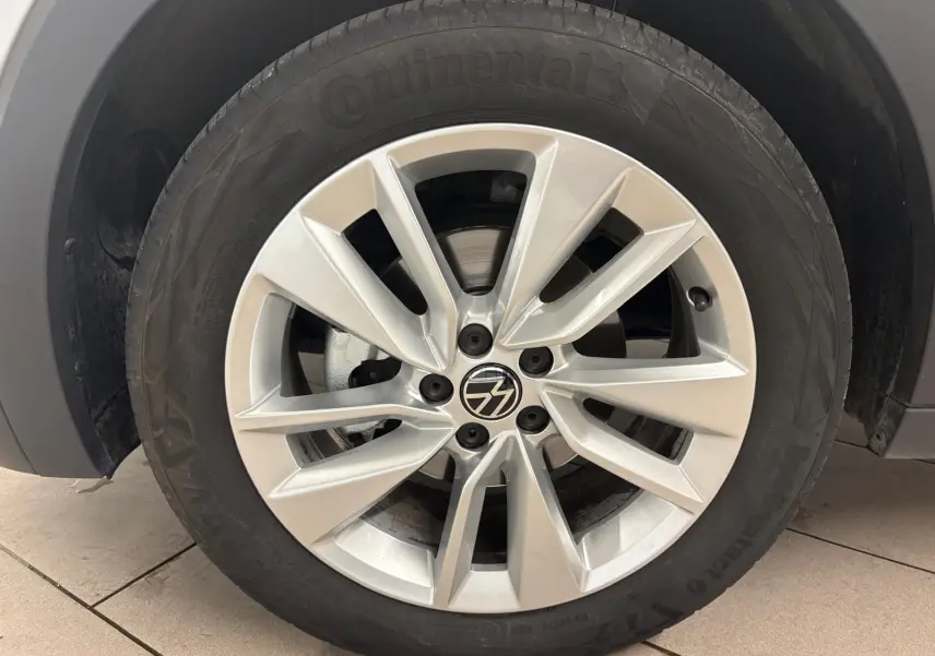 Gros plan sur la jante alliage légère 17 pouces Bangalore argentée du Volkswagen T-Cross 2024 reflet d'argent.