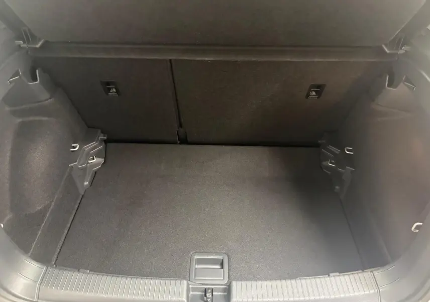 Coffre vide vu de face, intérieur noir, de la Volkswagen T-Cross 2024 couleur reflet d'argent.