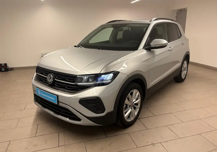 Volkswagen T-Cross 2024 reflet d'argent en 3/4 avant droit, avec jantes alliage et calandre noire.