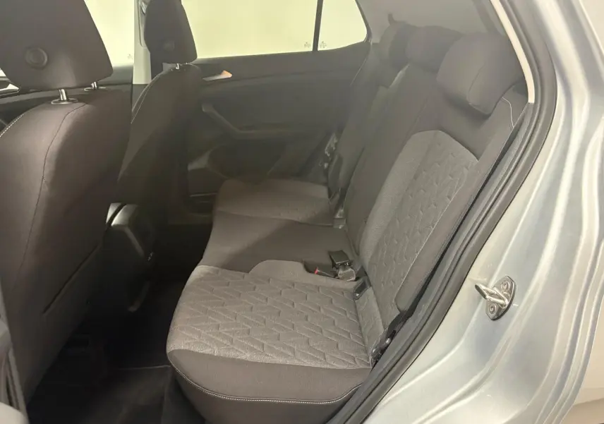 Vue côté droit sur la banquette arrière tissu gris et noir du Volkswagen T-Cross 2024 couleur reflet d'argent.