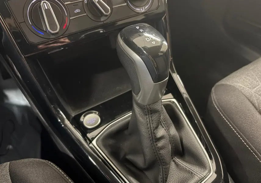 Gros plan sur le levier de vitesses automatique en cuir noir dans l’habitacle du Volkswagen T-Cross 2024.