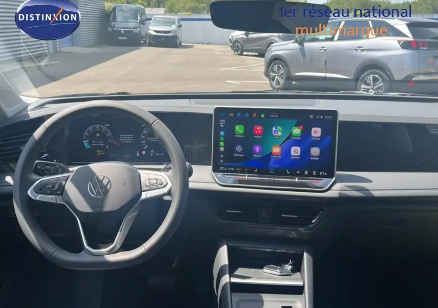 Vue intérieure du tableau de bord du Volkswagen Tiguan noir Grenadilla, avec écran tactile central et volant multifonction.