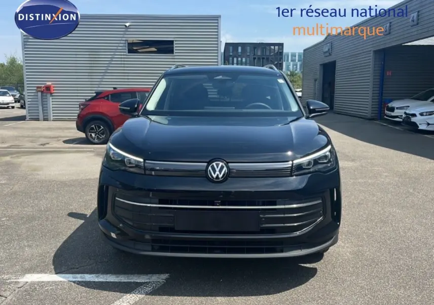 Vue de face du Volkswagen Tiguan 1.5 TSI noir Grenadilla Metal, mettant en valeur sa calandre et ses phares LED fins.