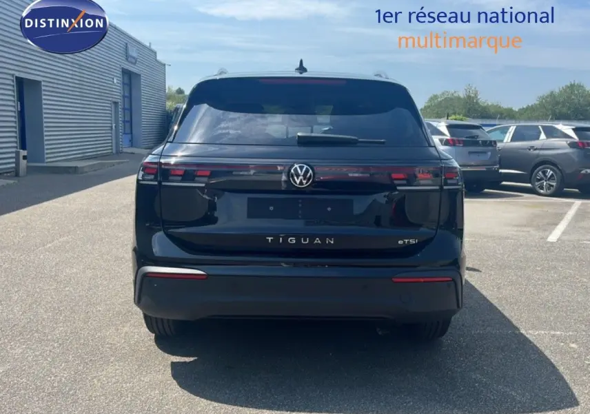 Vue arrière d'un Volkswagen Tiguan noir Grenadilla Metal 2026 avec feux LED et logo central visible.