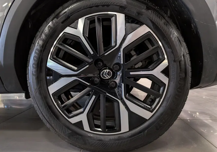 Gros plan sur la jante biton noir et argent du Citroën C4 Hybride 2025 en gris Mercury.