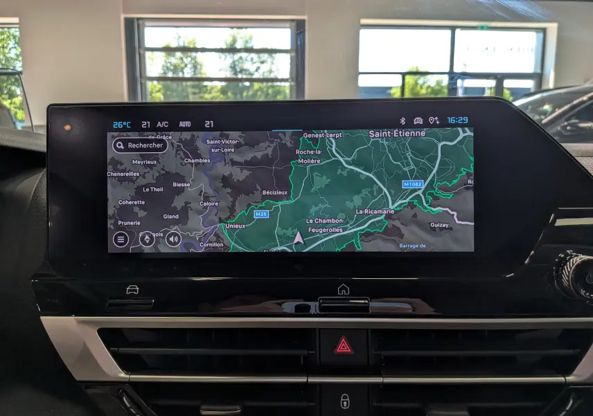 Écran tactile central du tableau de bord de la Citroën C4 Hybride 2025 affichant la navigation GPS.