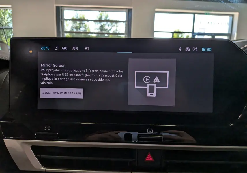 Écran tactile central de la Citroën C4 2025 affichant la fonction Mirror Screen avec interface en français.