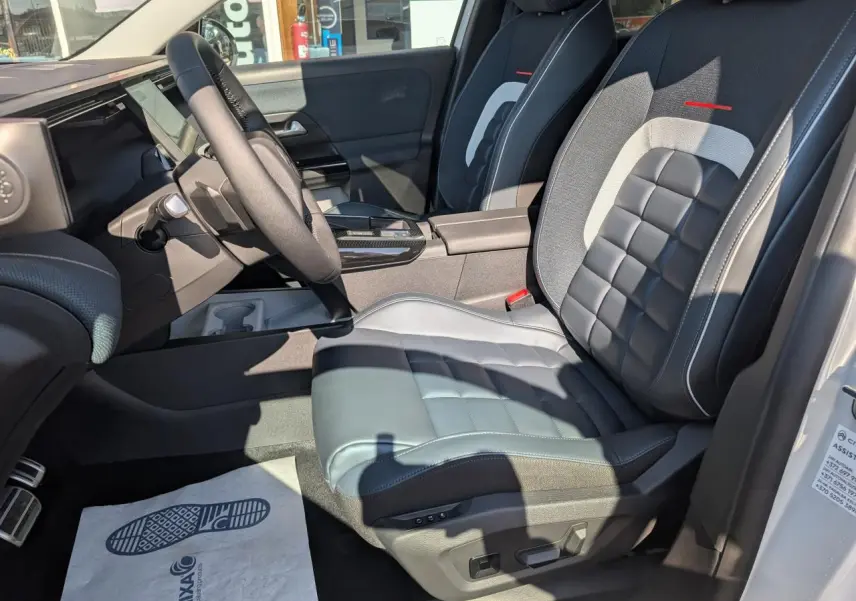 Vue intérieure côté conducteur du Citroën C5 Aircross 2026 avec siège avant bicolore gris et noir, volant multifonctions.