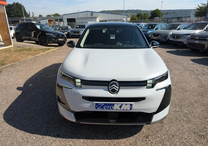 Vue avant d'une Citroën C5 Aircross blanche avec toit noir Perla Nera et calandre noir brillant.