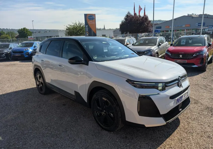 Citroën C5 Aircross blanc à toit noir Perla Nera, vue 3/4 avant droit avec jantes noires et calandre noire brillante.