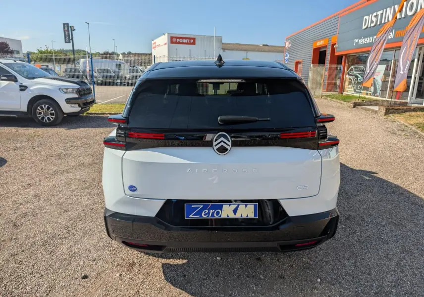 Vue arrière d'un Citroën C5 Aircross blanc avec toit noir Perla Nera et feux arrière LED distinctifs.
