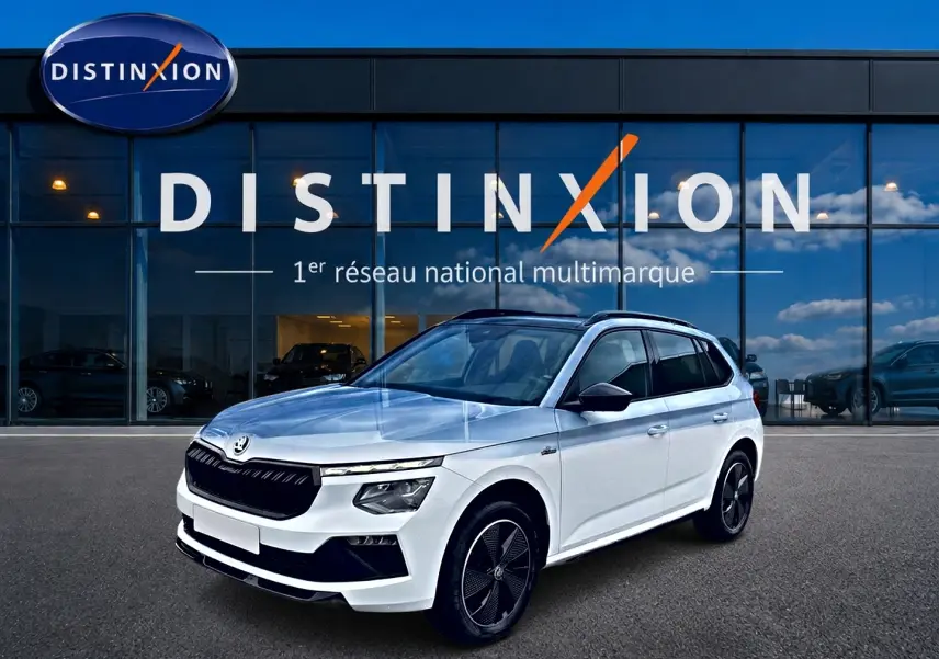 SKODA KAMIQ blanc nacré en 3/4 avant droit, avec toit noir et jantes alu noires distinctives.