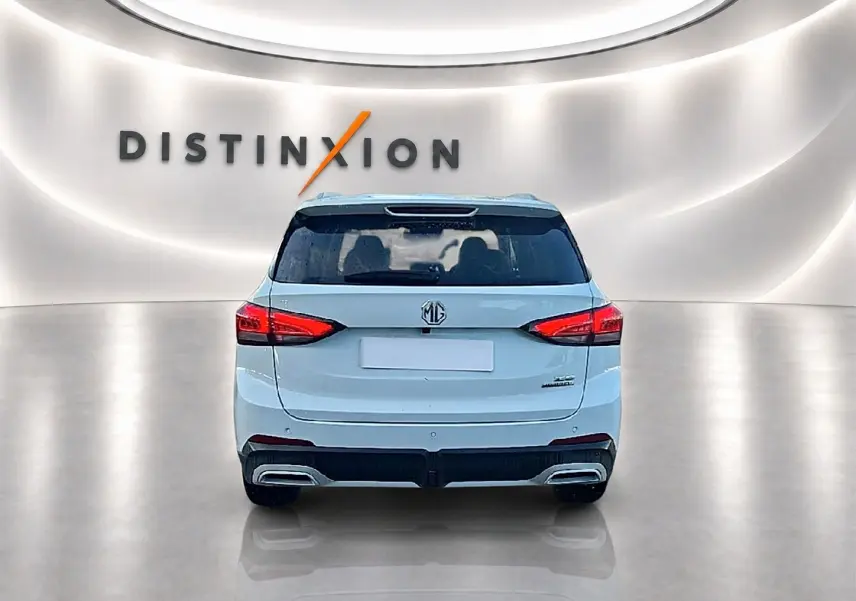 Vue arrière du MG Motor ZS 1.5 hybrid blanc, avec feux LED et double sortie d’échappement visible.