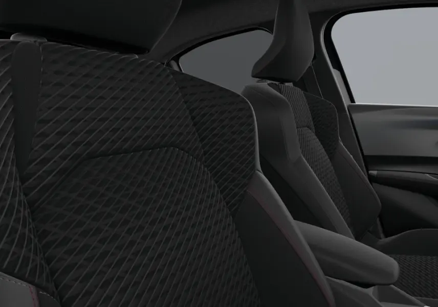 Vue intérieure côté droit des sièges avant noirs à motif quadrillé avec surpiqûres rouges de la Renault Clio Techno full hybrid 2026.