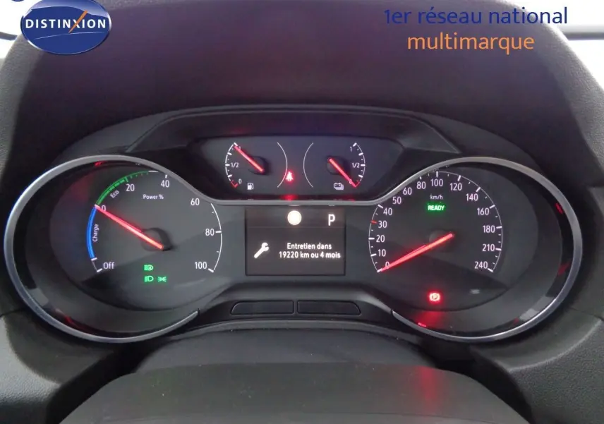 Tableau de bord numérique du compteur d'une Opel Grandland X hybride blanche, affichant l'entretien à venir.