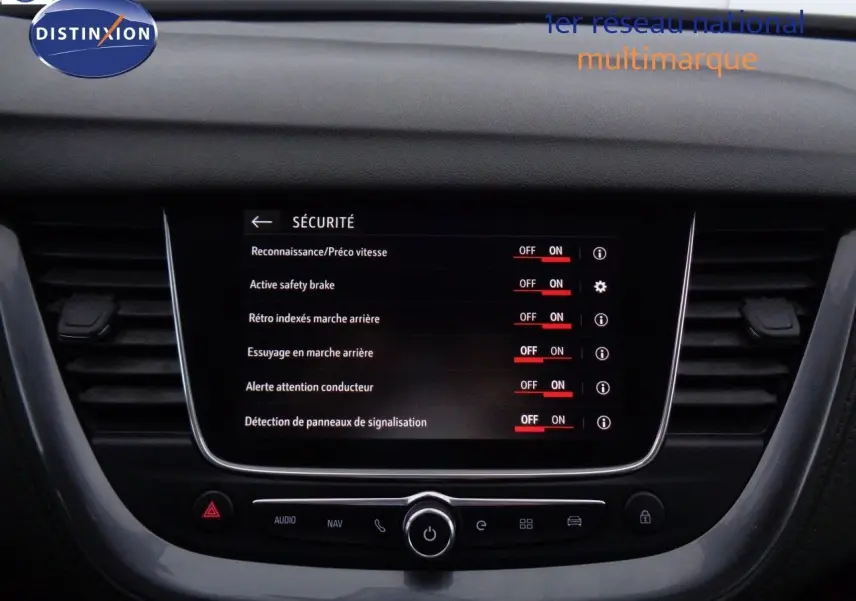 Écran tactile central affichant les options de sécurité du tableau de bord d'un Opel Grandland X blanc nacré.