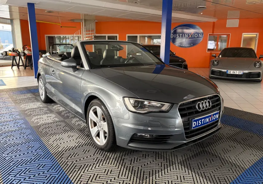 Vue intérieure des sièges arrière en cuir noir de l'Audi A3 Cabriolet gris 2014, avec console centrale et ceintures visibles