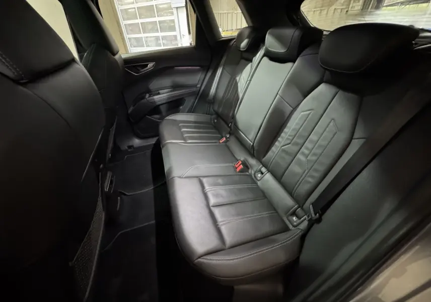 Vue intérieure côté droit des sièges arrière en cuir noir de l'Audi Q4 E-TRON Design Luxe 2022.