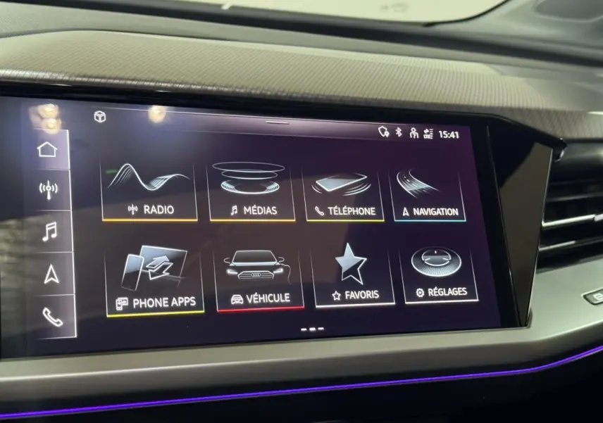 Écran tactile central de l'Audi Q4 E-TRON 2022 gris foncé, affichant le menu multimédia et navigation.