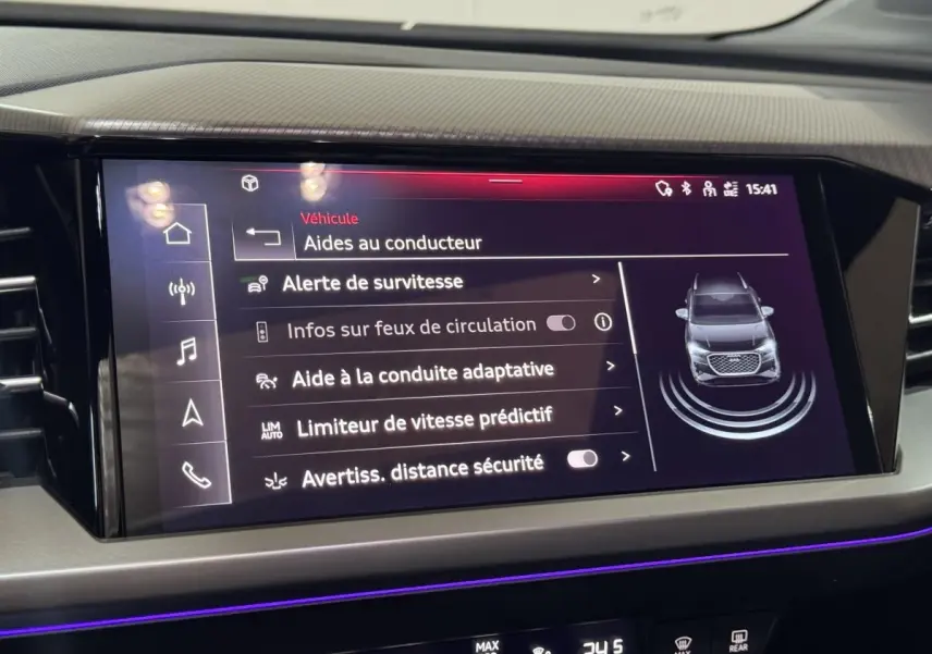 Écran tactile central intérieur de l'Audi Q4 E-TRON 2022 montrant les aides à la conduite en mode nuit.