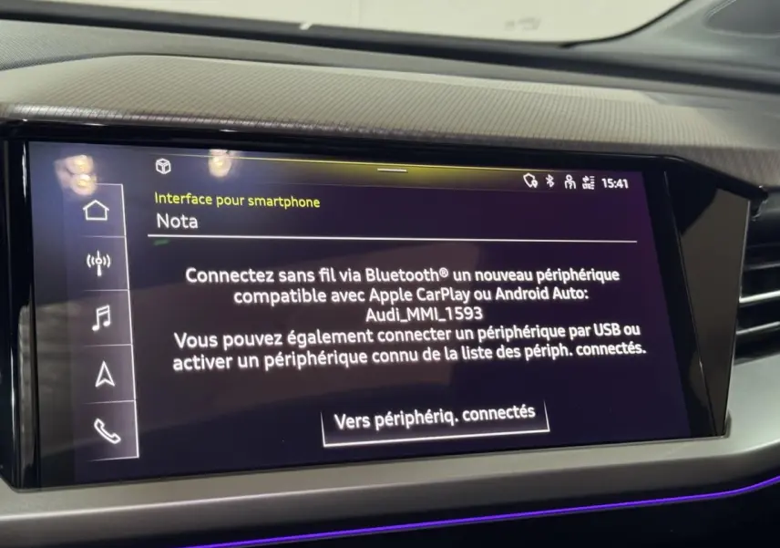Écran tactile central affichant l'interface smartphone dans l'Audi Q4 E-TRON Design Luxe 2022, intérieur moderne noir.