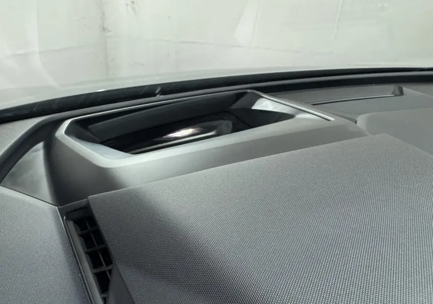 Détail du tableau de bord gris foncé de l'Audi Q4 E-TRON 50 quattro 2022, mettant en valeur la finition Design Luxe.