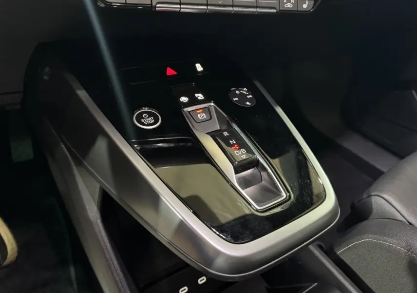Gros plan sur la console centrale noire brillante avec levier de vitesses automatique de l'Audi Q4 E-TRON gris foncé 2022.