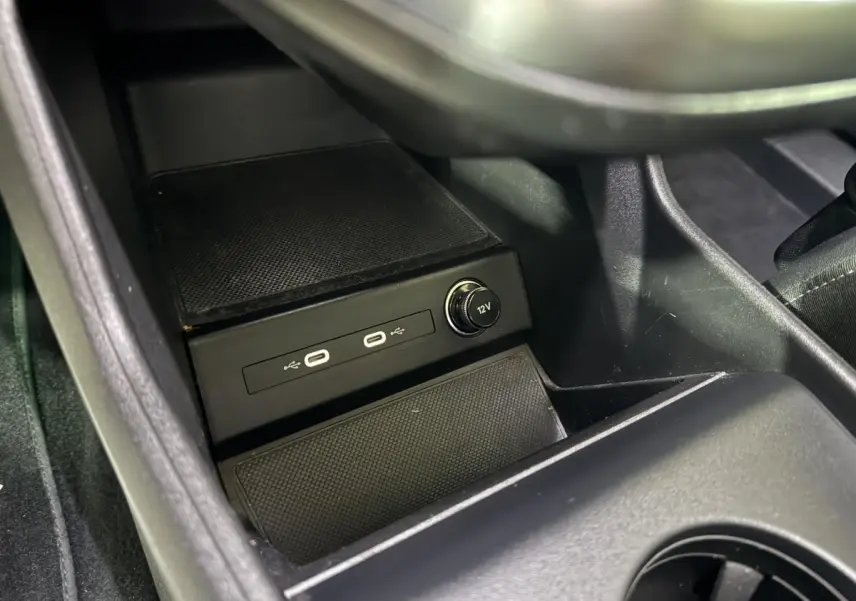 Prise USB-C double et prise 12V sur la console centrale de l'Audi Q4 E-TRON électrique 2022, finition Design Luxe.