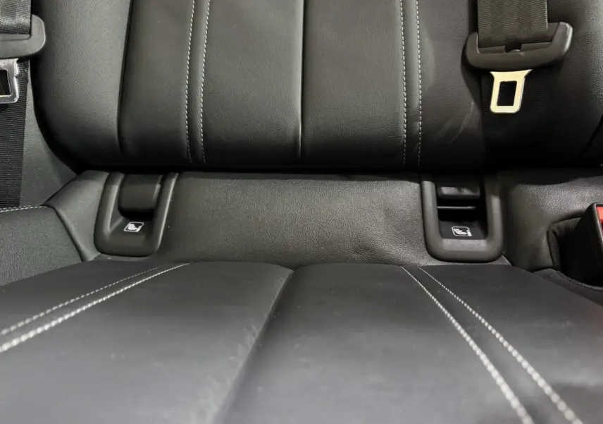 Gros plan sur la banquette arrière en cuir noir avec surpiqûres blanches de l'Audi Q4 E-TRON Design Luxe 2022.