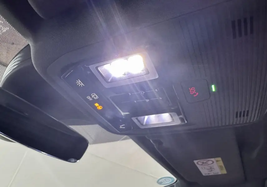 Plafonnier intérieur allumé avec commandes SOS et éclairage dans un Audi Q4 E-TRON gris foncé 2022.