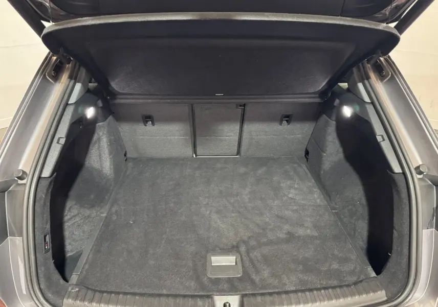 Coffre ouvert gris foncé de l'Audi Q4 E-TRON 50 quattro 2022, intérieur spacieux et tapis noir.