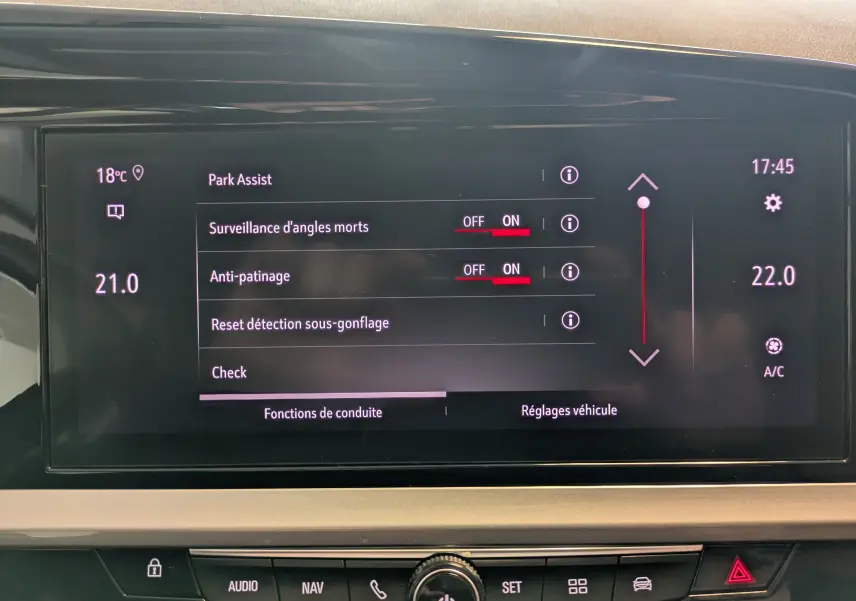 Écran central du tableau de bord de l’Opel Grandland 2023 affichant les réglages d’assistance à la conduite.