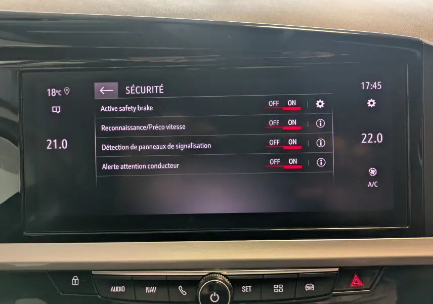 Écran tactile intérieur de l’Opel Grandland noir affichant les réglages de sécurité activés, vue frontale rapprochée.