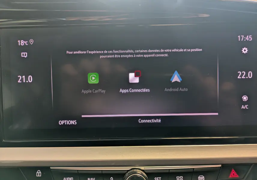 Écran tactile central de l’Opel Grandland 2023 affichant les options Apple CarPlay, Android Auto et applications connectées.