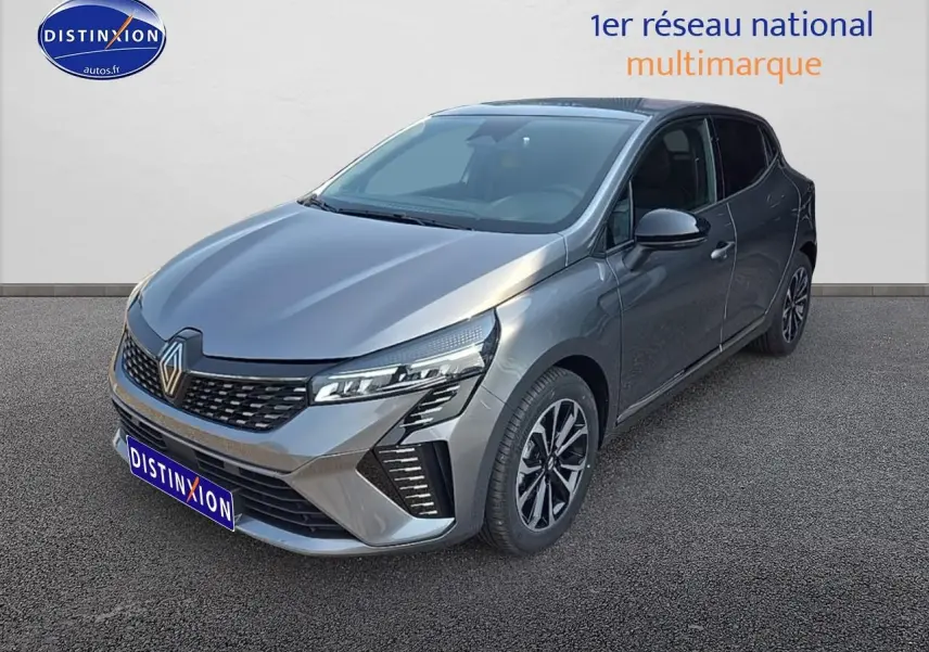 Renault Clio V gris schiste vue 3/4 avant droit, mettant en valeur sa calandre chromée et ses phares LED distinctifs.