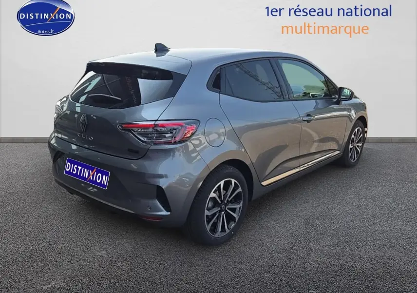 Renault Clio V gris schiste vue 3/4 arrière droit, jantes alu et feux arrière LED distinctifs.