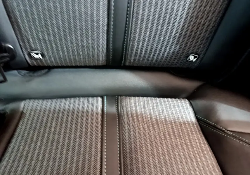 Gros plan sur la banquette arrière en tissu gris à motif chevrons du Peugeot 3008 hybride rechargeable 2021.