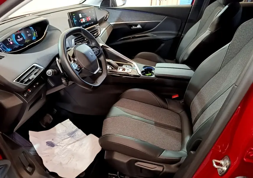 Vue intérieure côté conducteur du Peugeot 3008 hybride rechargeable 2021, sièges noirs et tableau de bord digital.