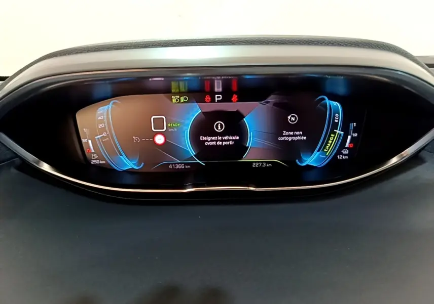 Tableau de bord numérique du Peugeot 3008 hybride, affichage 12,3 pouces avec indicateurs bleus et informations de conduite.