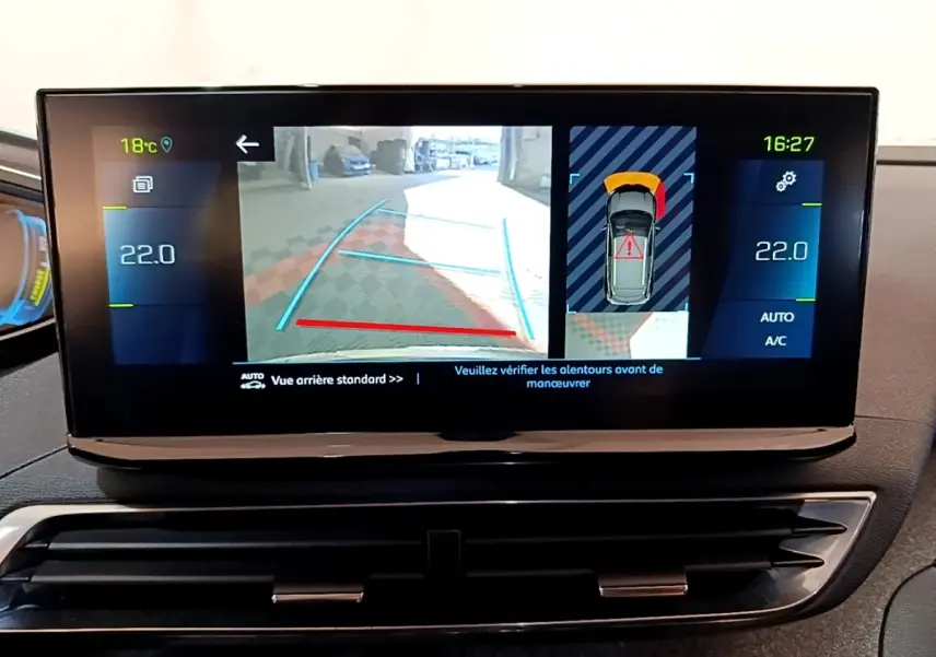 Écran tactile intérieur du Peugeot 3008 hybride montrant la caméra de recul et l'aide au stationnement en vue arrière.