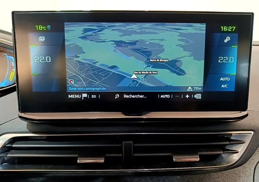 Écran tactile central du tableau de bord du Peugeot 3008 hybride affichant la navigation et la climatisation à 22°C.